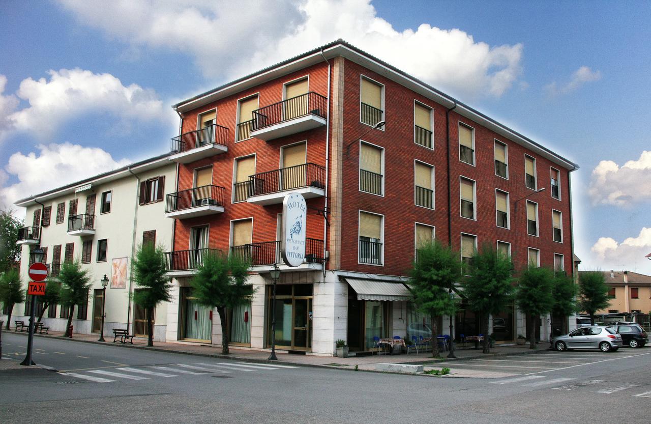 Hotel Ristorante Vittoria Santhià Exterior foto