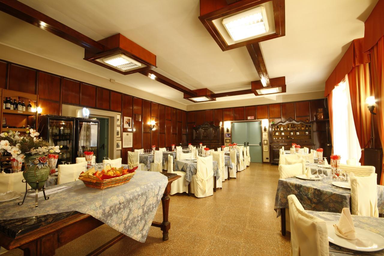 Hotel Ristorante Vittoria Santhià Exterior foto